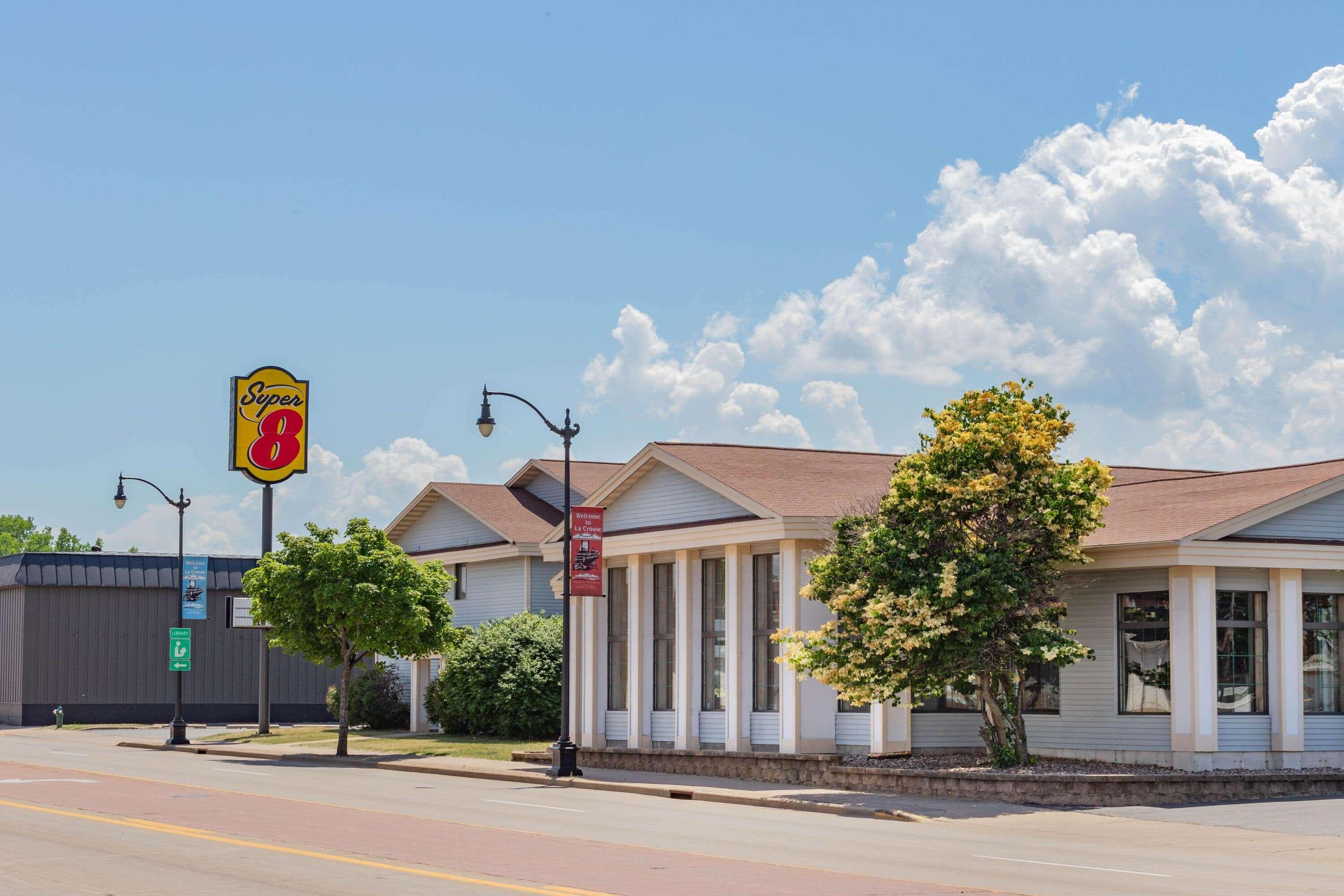 Super 8 By Wyndham La Crosse Hotel Exterior photo